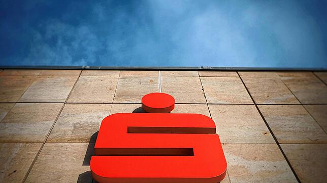 Sparkassen-Logo an einer Hausfassade. Wie viel gebühren sind zu viel?