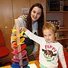 Erzieherin Sophie Sigmann und die fünfjährige Antonia spielen im Kinderhaus am Salzberg. Die Kosten für Kinderbetreuung steigen ab 2024 ...