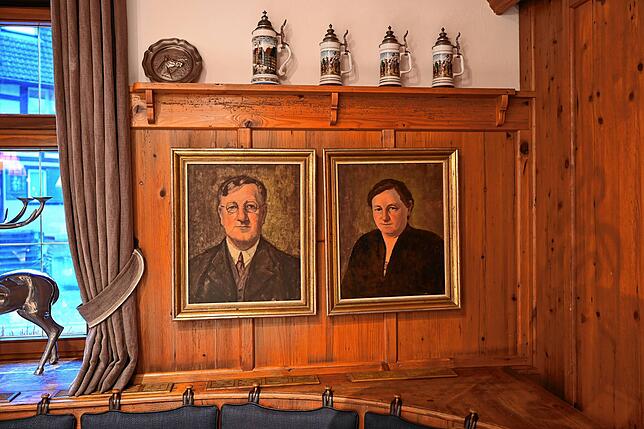 Im Hirschen in Horn gedenkt man den verstorbenen Großeltern: Gemälde mit August und Anna Ruggli in der Gaststube.
