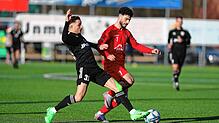 Ertugrul Topal (rechts) vom 1. FC Rielasingen Arlen II schoss beide Tore in der Partie gegen den FC Hilzingen (Nelson Jeckl). Die Partie ...