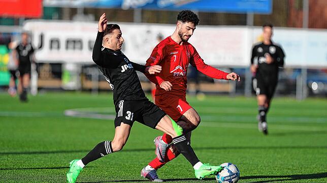 Ertugrul Topal (rechts) vom 1. FC Rielasingen Arlen II schoss beide Tore in der Partie gegen den FC Hilzingen (Nelson Jeckl). Die Partie ...