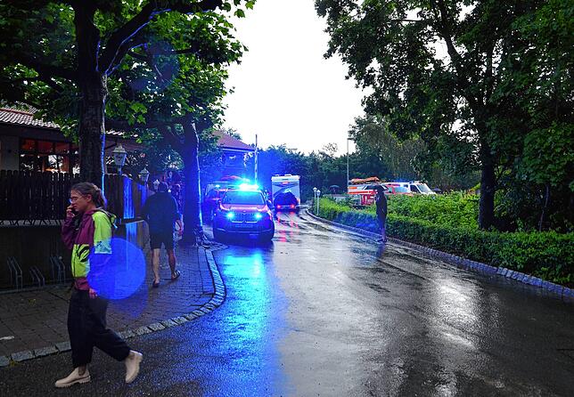 Bild 37: Bilder vom Unwetter in Markdorf: Evakuierung des Campingplatzes