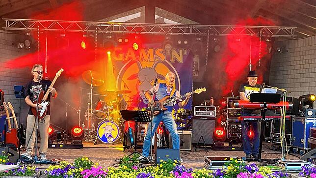 Die Schramberger Bands Gams‘n Rosslers und Arrived rocken die Bühne  beim ersten Waldschrei-Open-Air im idyllischen Wiesenbauerndobel. ...
