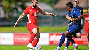 Vielseitig: Abwehrspieler Valmir Gashi (links, gegen Paul Rohdenburg) wagte sich beim 1:1 des FC Tiengen 08 beim FC Waldkirch in die ...