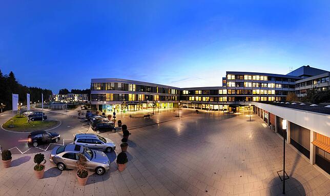 Das 1975 eröffnete Städtische Krankenhaus ist als Klinikum Friedrichshafen seit 2013 Teil des Medizin Campus Bodensee. Die ...