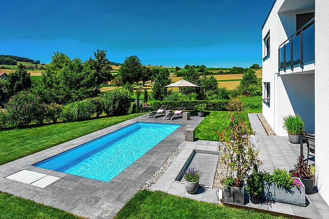 Pool mit Ausblick: In diesem Garten in Hilzingen hat Poolbauer Rolf Denzel ein Schwimmbecken gebaut, der auch zum Schwimmen Platz bietet.