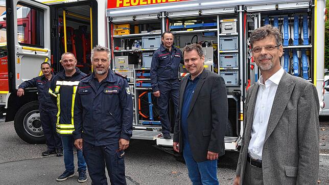 Freuen sich über die neuen Löschfahrzeuge für die Freiwillige Feuerwehr Markdorf (von links): Karl-Heinz Alber, Sebastian Veith, Florian ...