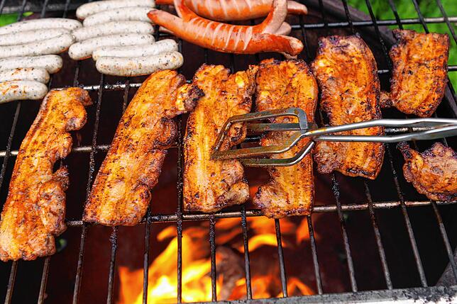 Schweinebauch auf dem Grill. Gutes Wetter sorgt regelmäßig für Absatz im Fleischmarkt.