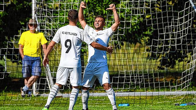 Gut gemacht: &bdquo;Joker&ldquo; Moritz Keller (rechts) drehte die Partie des FC Wittlingen gegen Aufsteiger SF Schliengen mit zwei ...