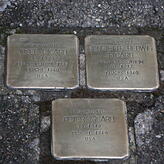 Stolpersteine erinnern an das Schicksal von Josef Picard, seiner Ehefrau Henriette und seines Sohnes Peter.