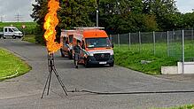 Neben der Bundesstraße 33 bei Villingen lodert eine große Flamme.