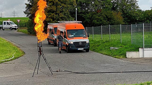 Neben der Bundesstraße 33 bei Villingen lodert eine große Flamme.