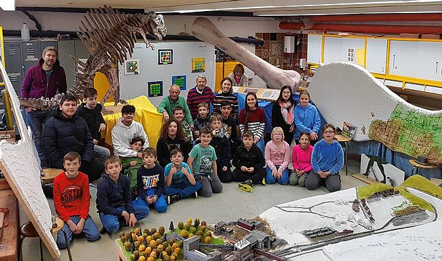 Im Rahmen der letzten Weihnachtsfeier zeigt eine Ausstellung im Werkraum die Vielfalt der handwerklichen Projekte, die im Werkunterricht ...