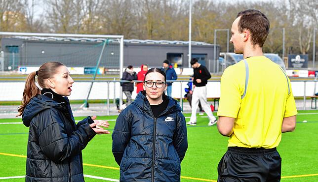Bild 15: Wir haben Samira Imeri und Aila Ljaci vom FSV Rheinfelden  beim Schiedsrichter-Praktikum begleitet