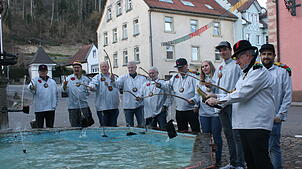 Die Hungrigen Stühlinger haben ihre leeren Geldbeutel im Städtlebrunnen gewaschen, darunter Zunftmeister Daniel Fechtig (Dritter von ...
