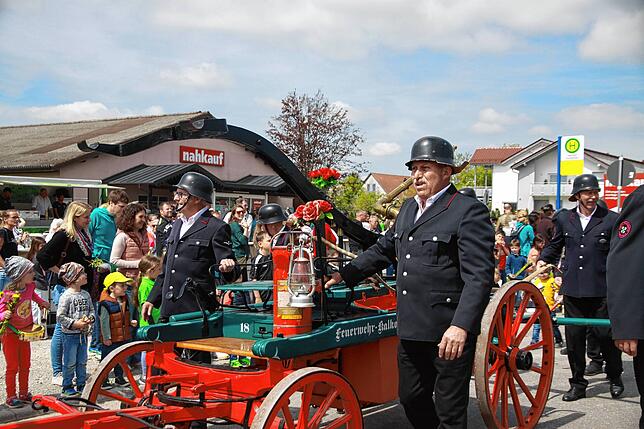Die historische Feuerwehrspritze sorgte nicht nur für eine Abwechslung beim Sonntagsumzug, hier und da gab es auch eine kleine ...