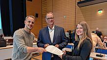 Unterschriftenübergabe im Gemeinderat: Die Elternvertreter Sebastian Stern und Laila Stern händigen Oberbürgermeister Jürgen Roth eine ...