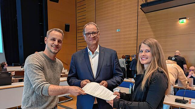 Unterschriftenübergabe im Gemeinderat: Die Elternvertreter Sebastian Stern und Laila Stern händigen Oberbürgermeister Jürgen Roth eine ...