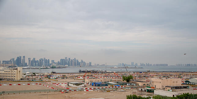 Blick auf die Baustelle des Stadions Ras Abu Abud vor Der Skyline der Hauptstadt Doha.