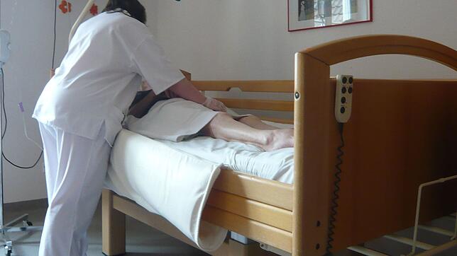 Künftig dürfen in Pflegeheimen die Bewohner nur noch in Ein-Bett-Zimmern untergebracht werden. Die Umsetzung dieser Vorgabe des Landes ...