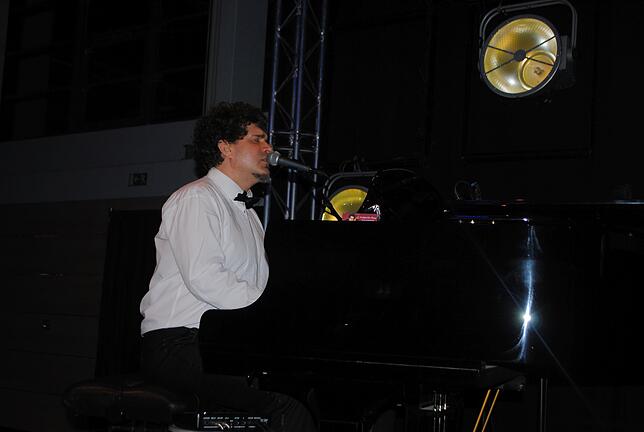 Begleitmusik: Der Sänger und Pianist Valentin Ray untermalte den Neujahrsempfang musikalisch.