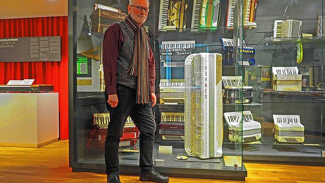 Der Historiker Martin Häffner leitet seit fast 30 Jahren das Deutsche Harmonikamuseum Trossingen mit seinem Bestand von mehr als 25000 ...