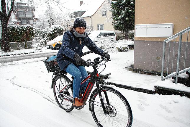 Schweißtreibendes Schippen im Schnee: Gabriele Matt und Andreas Kainacher müssen ganz schön schuften, um den Schnee beiseite zu schieben.