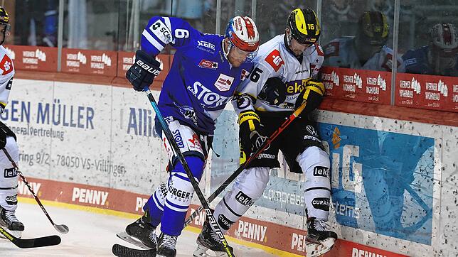 Die Wild Wings konnten sich daheim nicht gegen Krefeld durchsetzen. Hier kämpft der Schwenninger Benedikt Brückner (links) mit dem ...