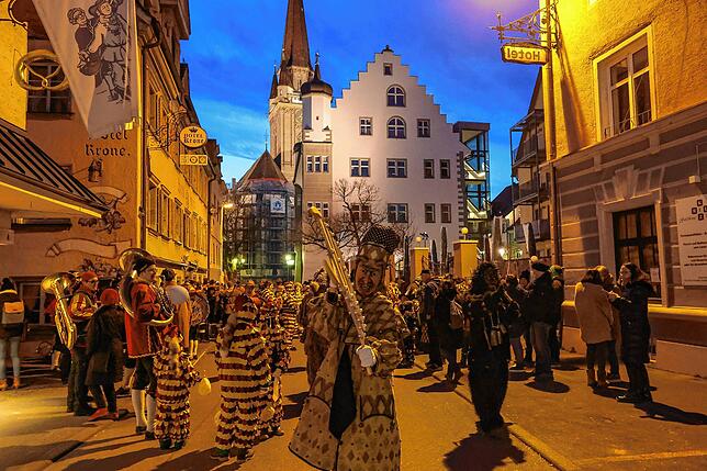 Bild 7: Flammen unterm Konzertsegel – die Narren beenden die Fastnacht