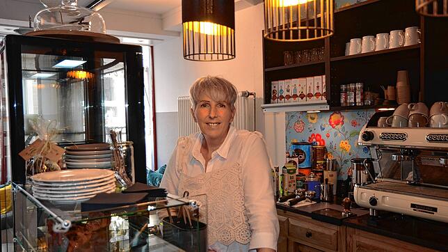 Sandra Feiner hat ihr Café Marktgeflüster in der Markdorfer Marktstraße wieder eröffnet &ndash; und freut sich über die Rückkehr der Gäste.