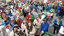 Tausende Besucher sind ins kleine Freudental zum Fasnet-Johrmarkt gekommen. Das Dorfzentrum und auch die Pendelbusse waren zeitweise ...