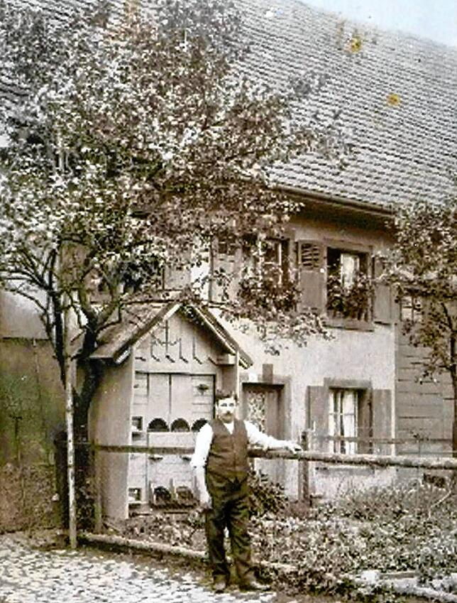 Ein Abschiedsfoto 1914: Karl Döbele vor dem Haus seines Vaters im Flienken.