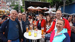 Gut gelaunte Runde: Diese Wunschkonzertbesucher genießen wie Hunderte andere auch, auf dem Marktplatz das gesellige Beisammensein und ...