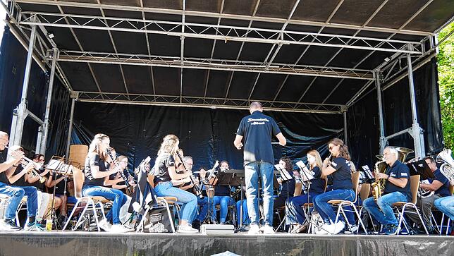 Bild 19: Albbrucker Dorffest: Ausgelassene Stimmung, zahlreiche Besucher und buntes Programm.