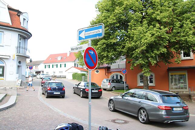 So manch einer nutzt die Werderstraße viel lieber als den Weg über die Bahnhofsstraße und die Herrmann-Fischer-Allee. Doch Zahlen gibt ...