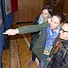 Ulrike Exner, Simone Salfer und Katja Brändle (von links) betrachten am Freitagabend in der Turnhalle der Jakob-Gretser-Grundshcule die ...