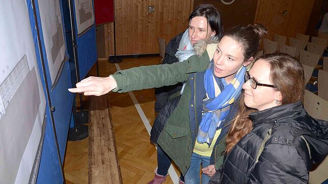 Ulrike Exner, Simone Salfer und Katja Brändle (von links) betrachten am Freitagabend in der Turnhalle der Jakob-Gretser-Grundschule die ...