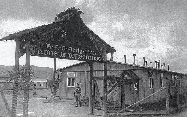 Auf diesem Bild kann man den Namen der „R.A.D. Abteilung 1/267 Konsul Wassmuss“ lesen, wie das Lager in Grasbeuren hieß. ...