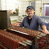 Herr Heitz in seiner Wurst- und Speckküche. Heute sind die Landjäger dran.