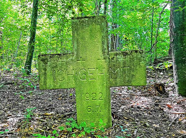 In der Nähe des Ufers erinnert ein Kreuz an das Unglück im Spitznagelweiher. Dass über dem Text „Ich geh mit“, der dem ...