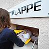 Ein Kind wird am Freitagnachmittag, 21. April, in der Schwenninger Babyklappe am Franziskusheim abgelegt (Symbolbild). Das Baby befindet ...