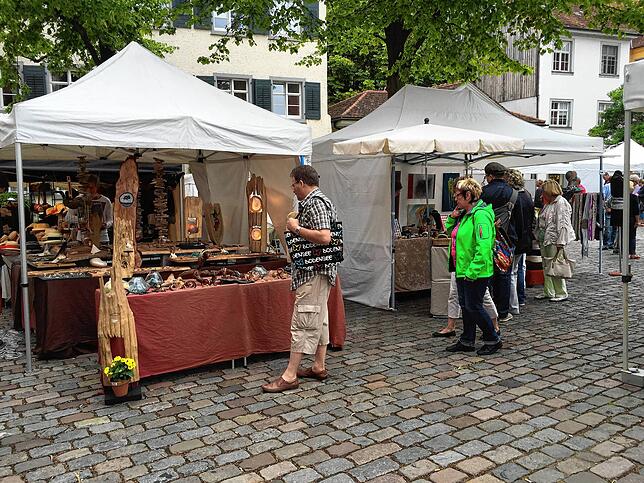 In den vergangenen Jahren fand der Kunsthandwerkermarkt immer auf dem Schlossplatz in Meersburg statt. Im Herbst bauen die Aussteller ...