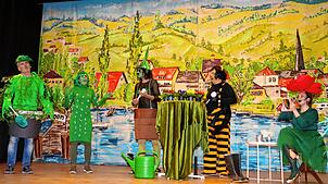 Ein Teil des Programms: Der kreative Sketch „Nachts im Gewächshaus“ ist fest in Familienhand (von links): Fridolin Massler, Christine ...