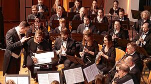 Das Landesblasorchester unter Leitung von Björn Bus spielt ein hochgradig anspruchsvolles Programm. Fotos: Michael Gottstein