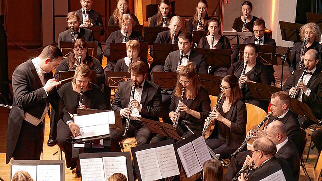 Das Landesblasorchester unter Leitung von Björn Bus spielt ein hochgradig anspruchsvolles Programm. Fotos: Michael Gottstein