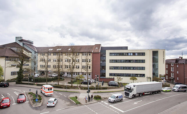 Unverändert: Der geplante Anbau an das Klinikum Hochrhein in Waldshut verzögert sich. Erst Ende 2020 soll das Stelzengebäude über dem ...