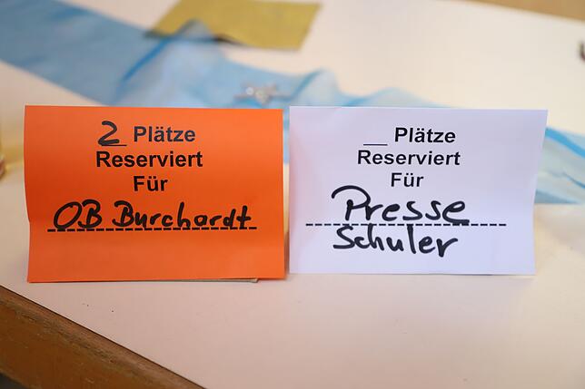 Schwarz auf weiß: Presse weiß, Politik orange.