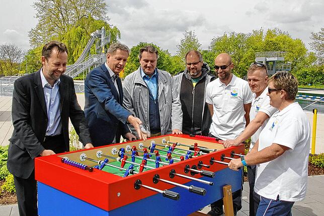 Eine Spende vom Müllabfuhr Zweckverband (MZV) machte den neuen Tischkicker im Gottmadinger Höhenfreibad möglich. Sozialen Themen will ...