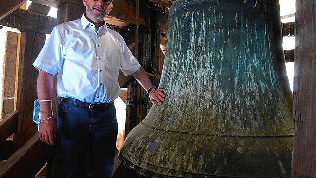 Stattliche Größe: Pfarrer Ulrich Sickinger neben der 1523 gegossenen und größten der sechs historischen Glocken im Turm der Waldshuter ...