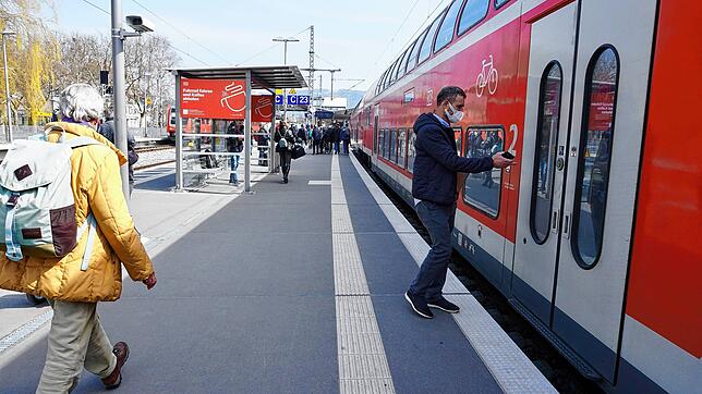 Wer mit dem Regionalzug von Baden-Württemberg nach Vorarlberg fährt oder umgekehrt, muss in Lindau-Reutin umsteigen. Ab 2028 könnte es ...
